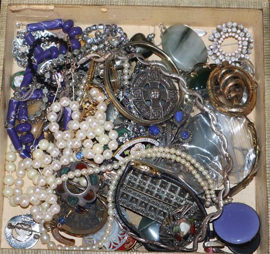 A quantity of assorted jewellery to include two cultured pearl strand with gold clasps, silver Celtic brooch, etc.